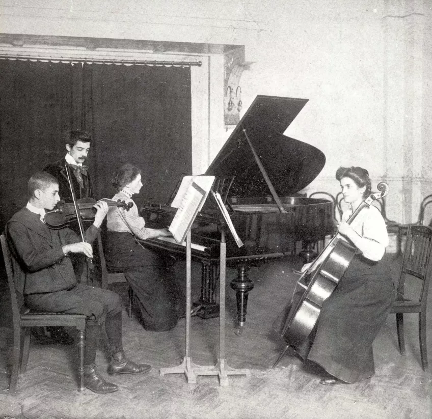 Music lesson given by director Giovanni Tronchi in 1909. Photo.