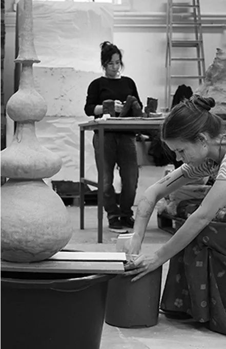 Art students working in a studio space. Photo.